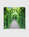 Arco verde en un jardín como fondo de pared multimedia