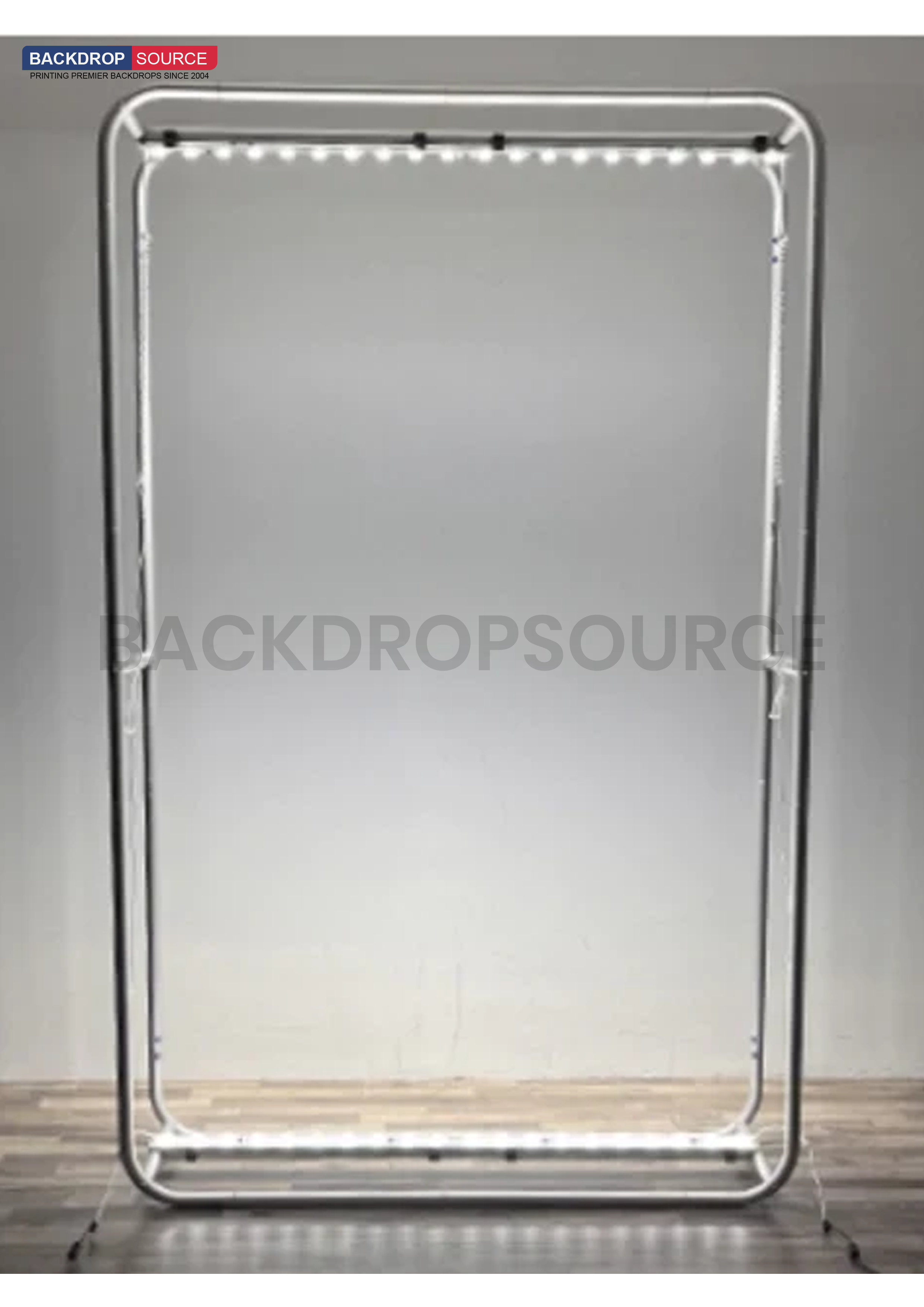 Conjunto de pared multimedia iluminada en forma de L con mostradores para stands de 10 pies x 10 pies.
